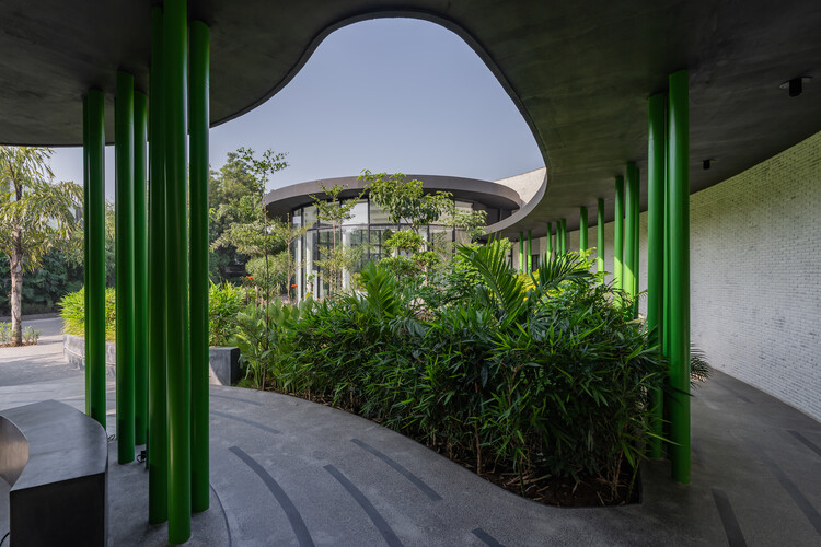 Whispering Curve Office / Ace Associates - Image 2 of 25