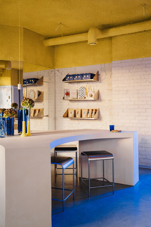 Pastelowe Pâtisserie / Znamy się - Interior Photography, Wood, Lighting, Shelving, Chair, Countertop