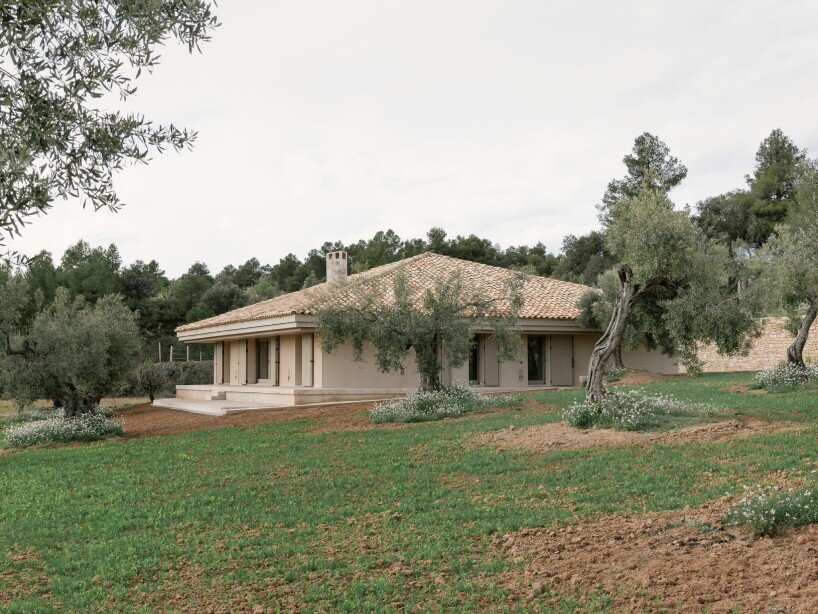 MDBA architects folds low-lying rural house into spanish vineyards