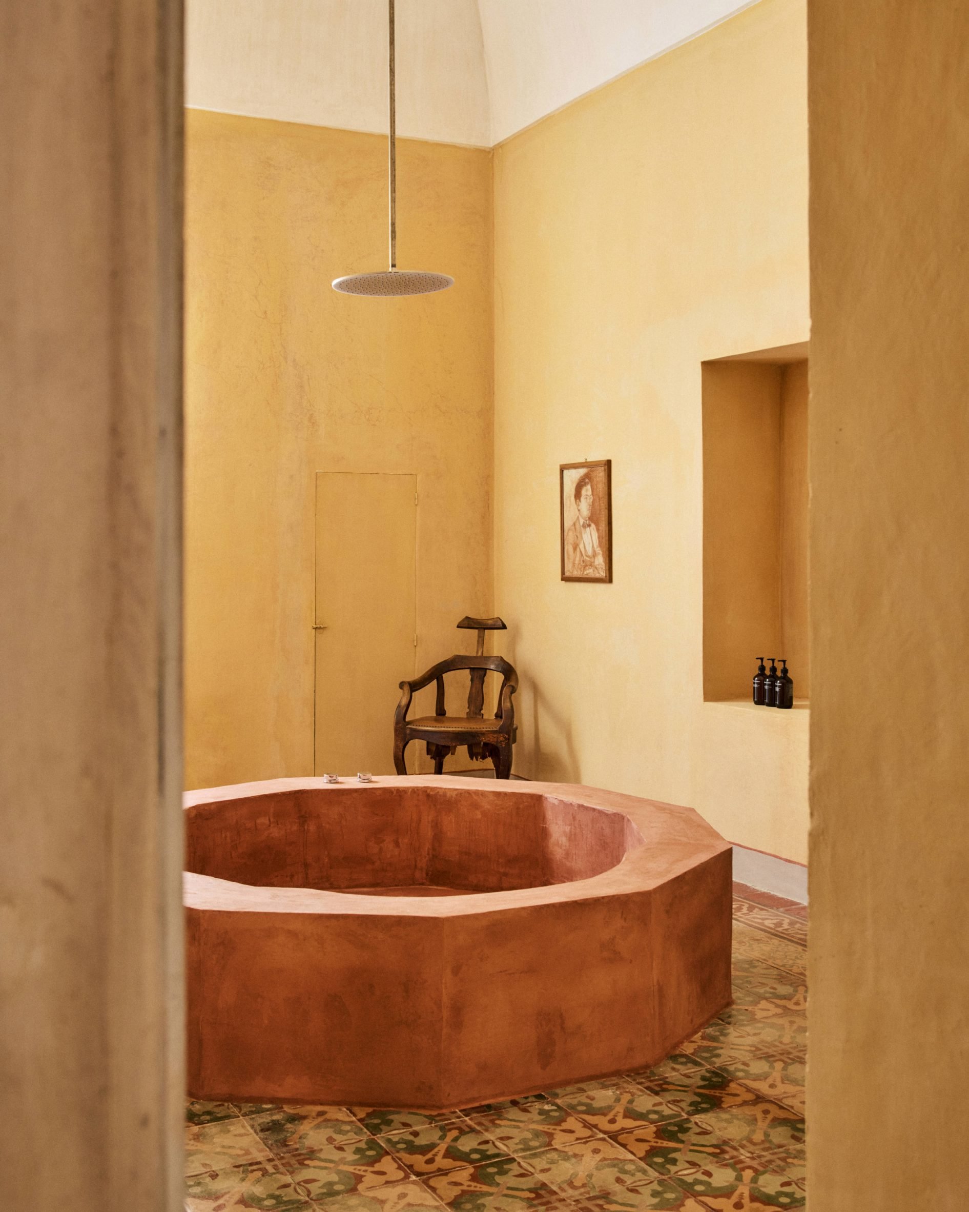 Bathtub in suite of Palazzo Daniele by Palomba Serafini Associati