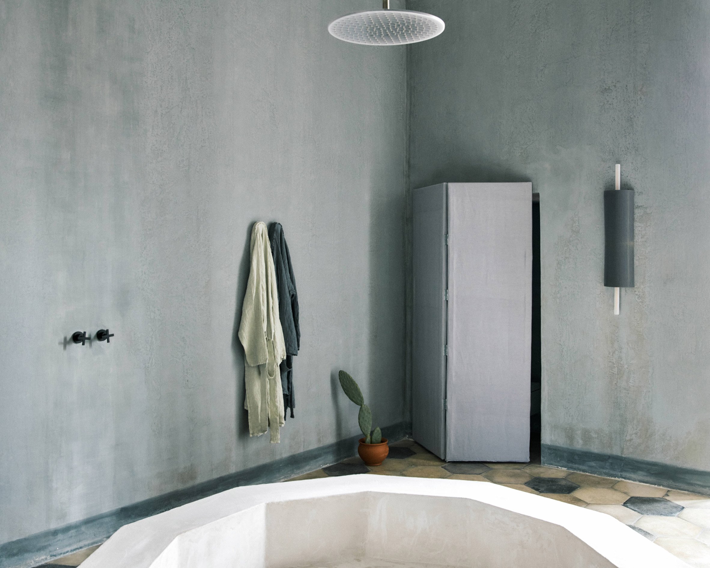 Bathtub in suite of Palazzo Daniele by Palomba Serafini Associati