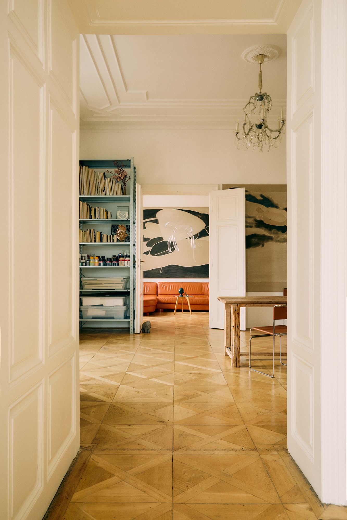 Wohnzimmer und Esszimmer von Anouk Lamm Anouk in ihrer Altbauwohnung in Wien