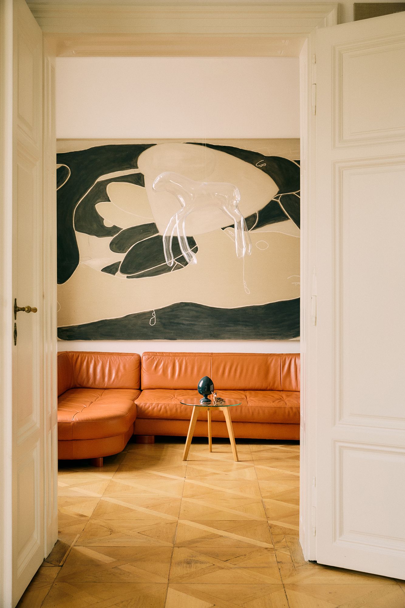 Wohnzimmer von Anouk Lamm Anouk in ihrer Altbauwohnung in Wien