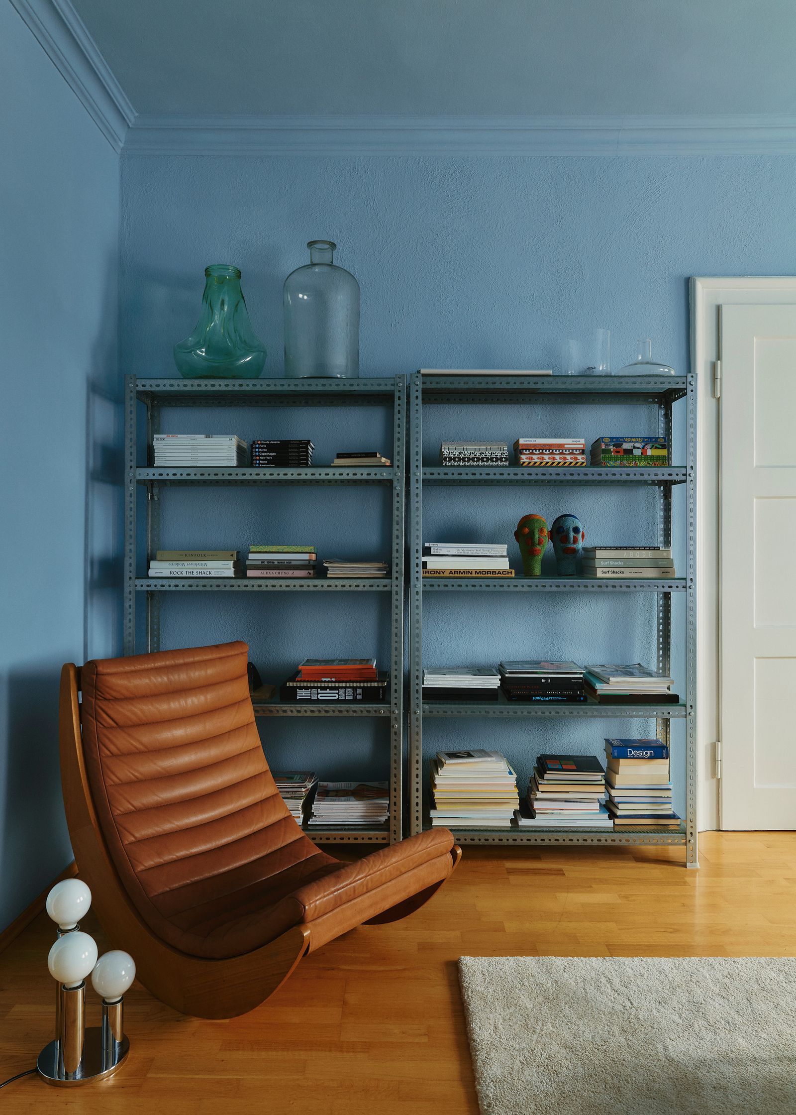 Regal mit einem braunen Sessel