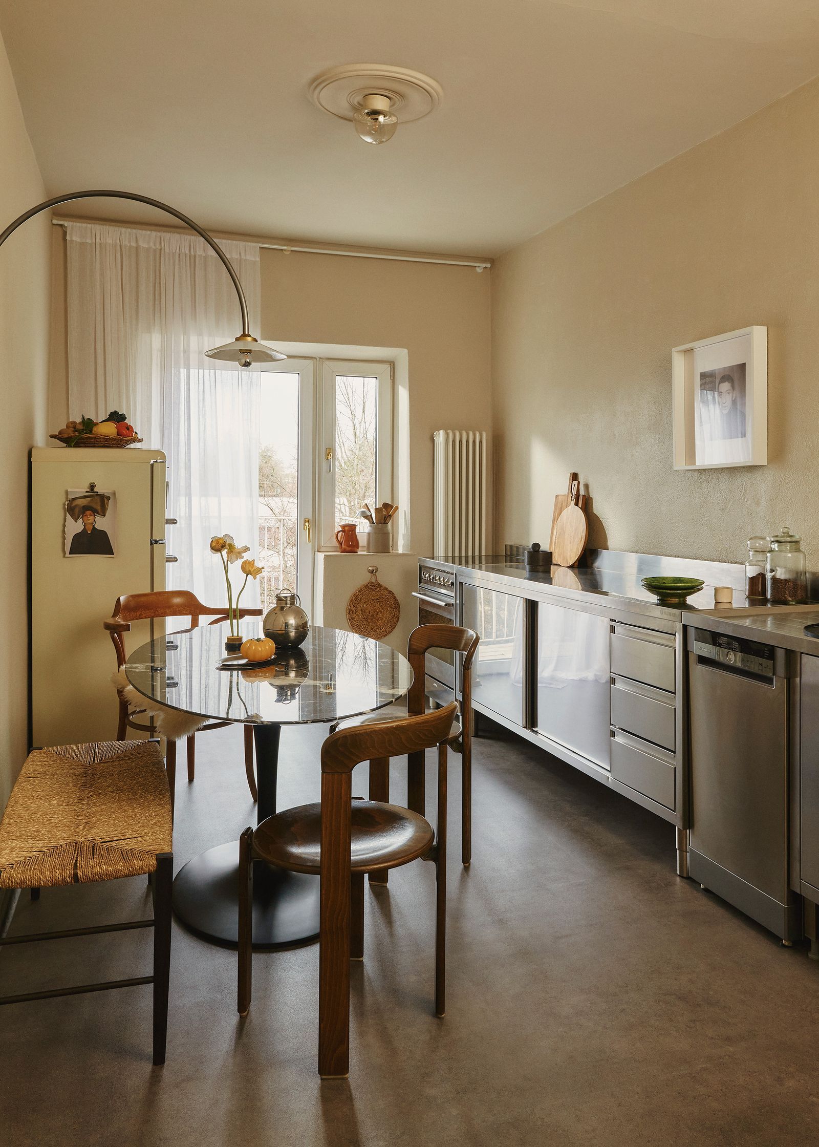 Küche aus Edelstahl mit einer Sitzgruppe