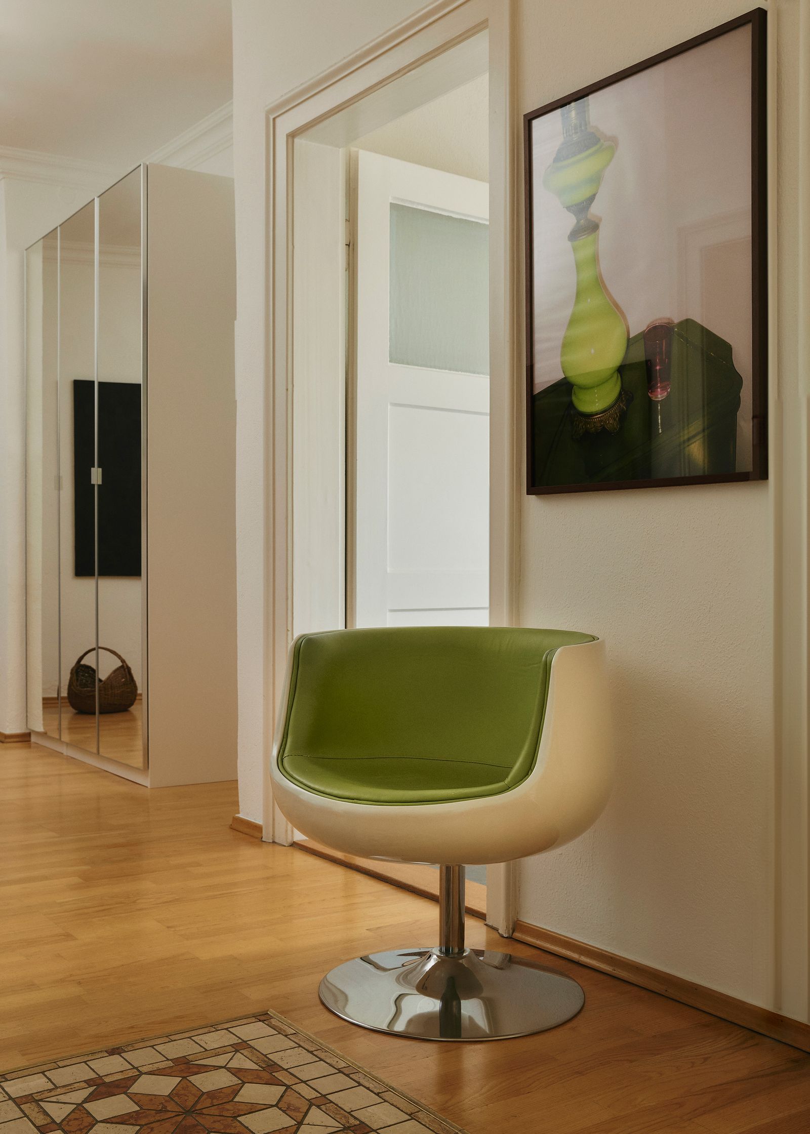 SpaceAgeDrehsessle in einem Flur in