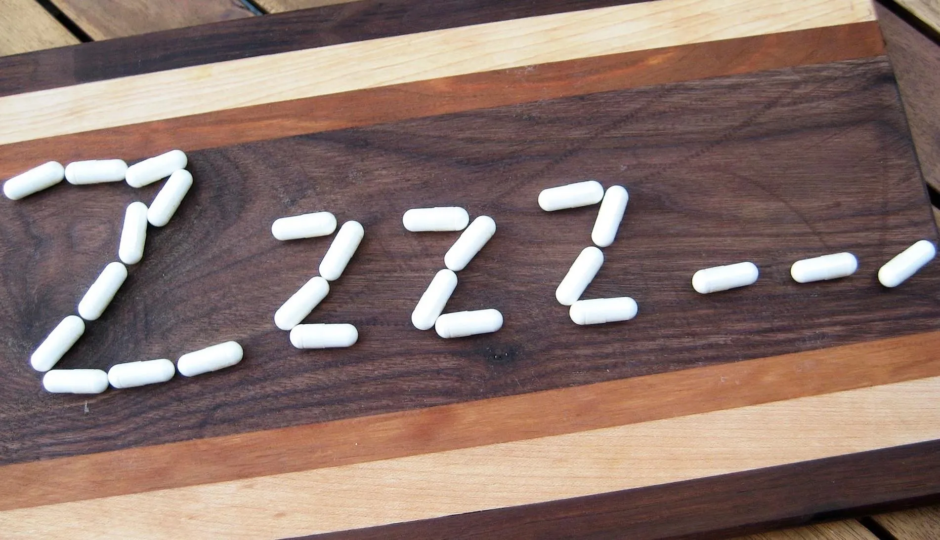 A pattern of white pills arranged to form the letters 'ZZZZ'.