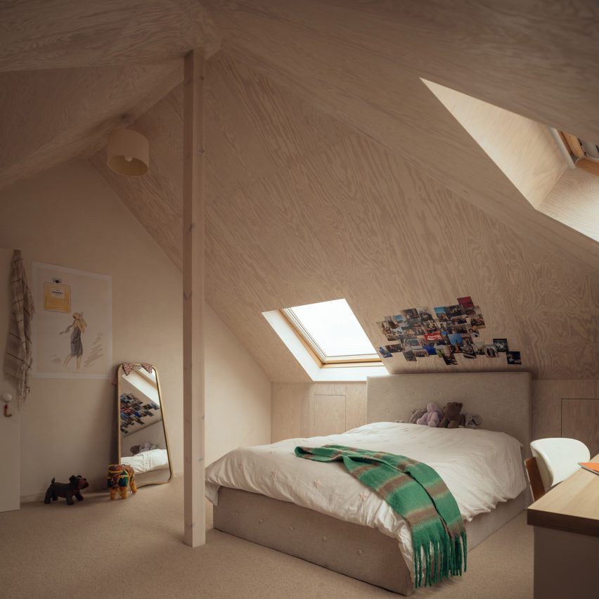Attic bedroom at Twin Pitches home by Atelier Baulier