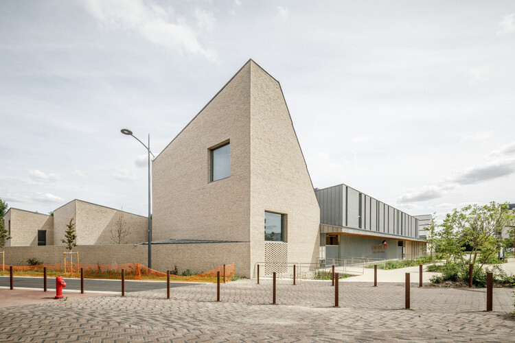 Simone Veil School Complex and Dojo / Badia Berger Architectes - Image 2 of 23