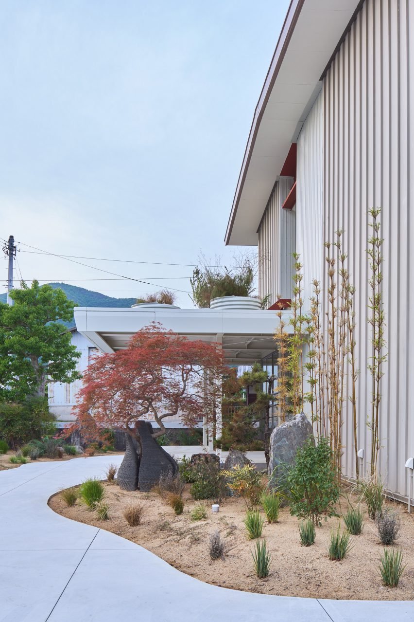 Cantilevered canopy extending from steel building